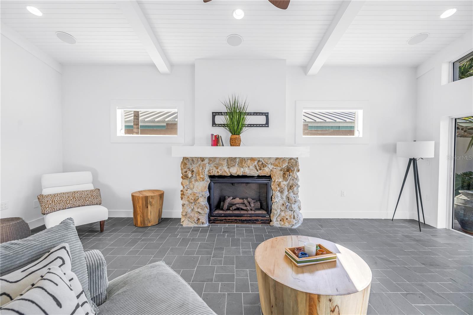 Listing photo id 21 for 2890 Alton Drive