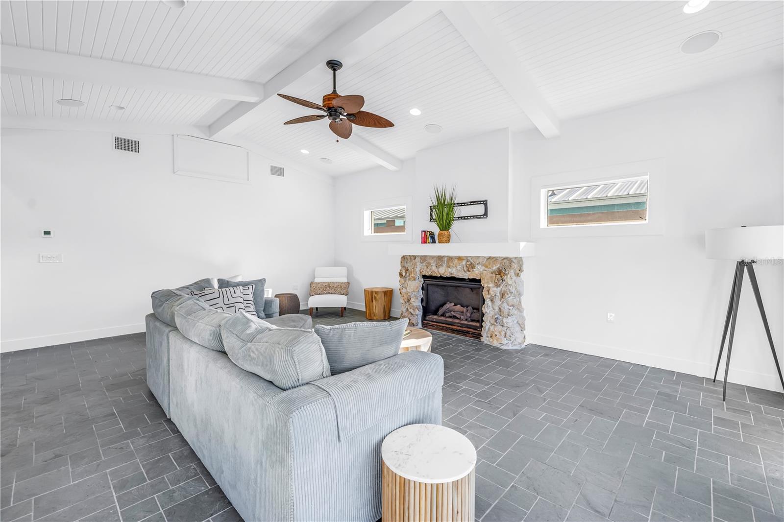 Listing photo id 22 for 2890 Alton Drive