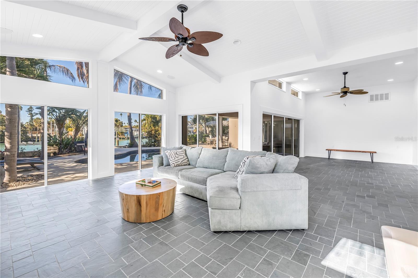 Listing photo id 24 for 2890 Alton Drive