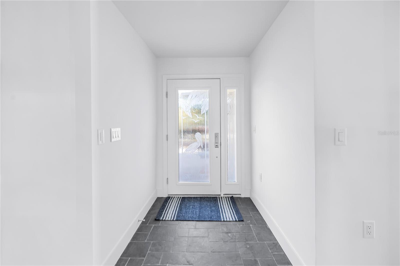 Listing photo id 1 for 2890 Alton Drive