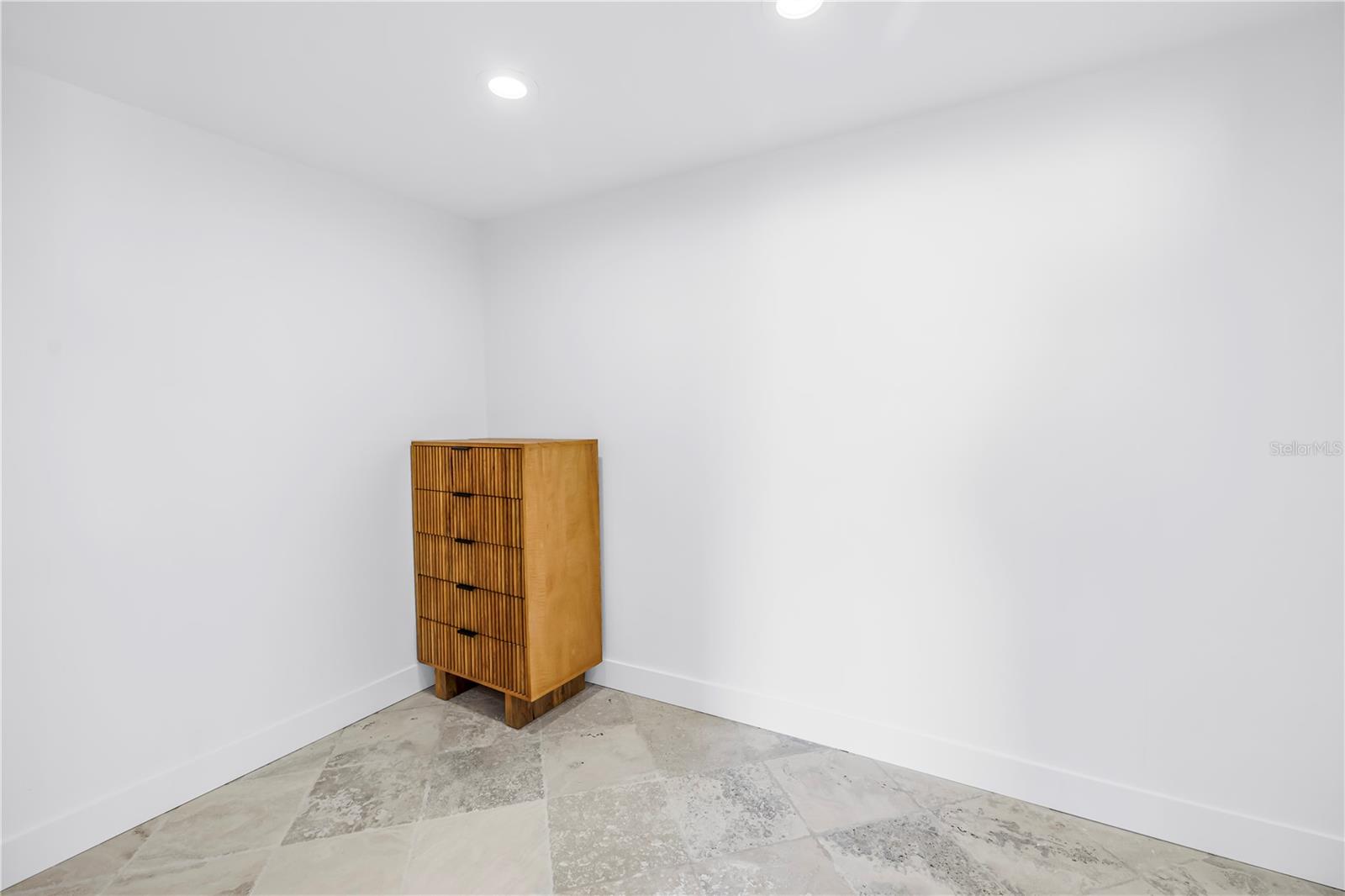 Listing photo id 32 for 2890 Alton Drive