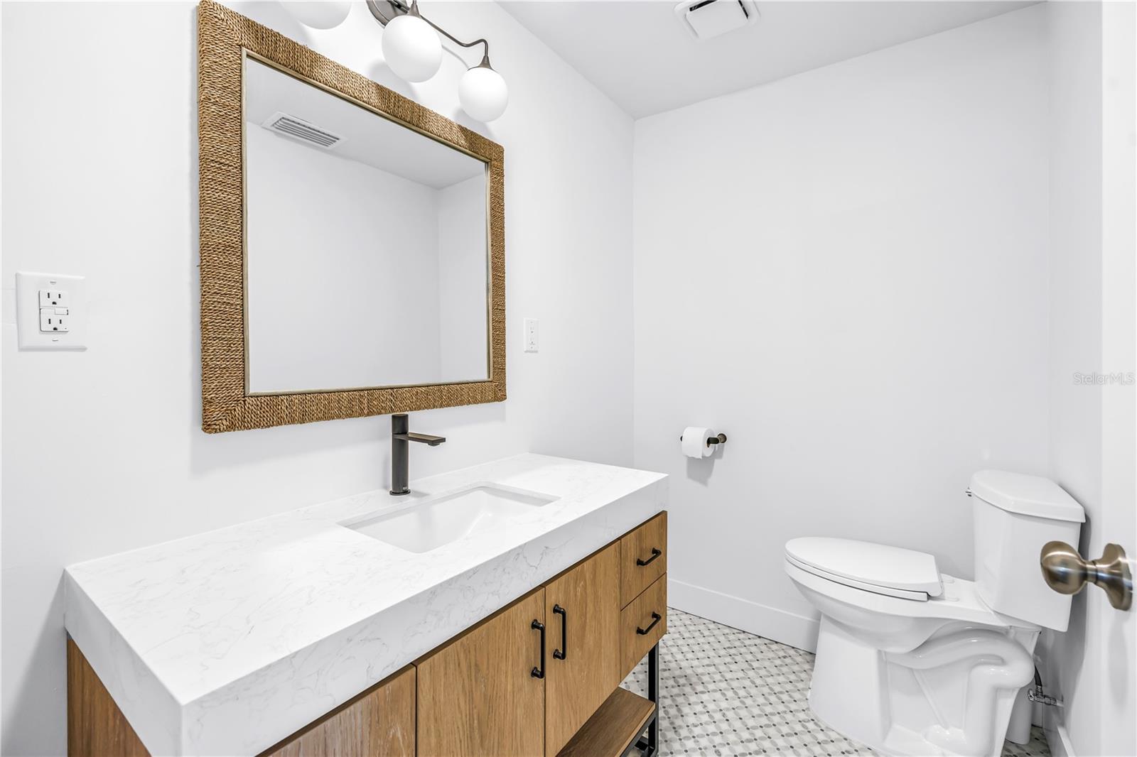 Listing photo id 33 for 2890 Alton Drive