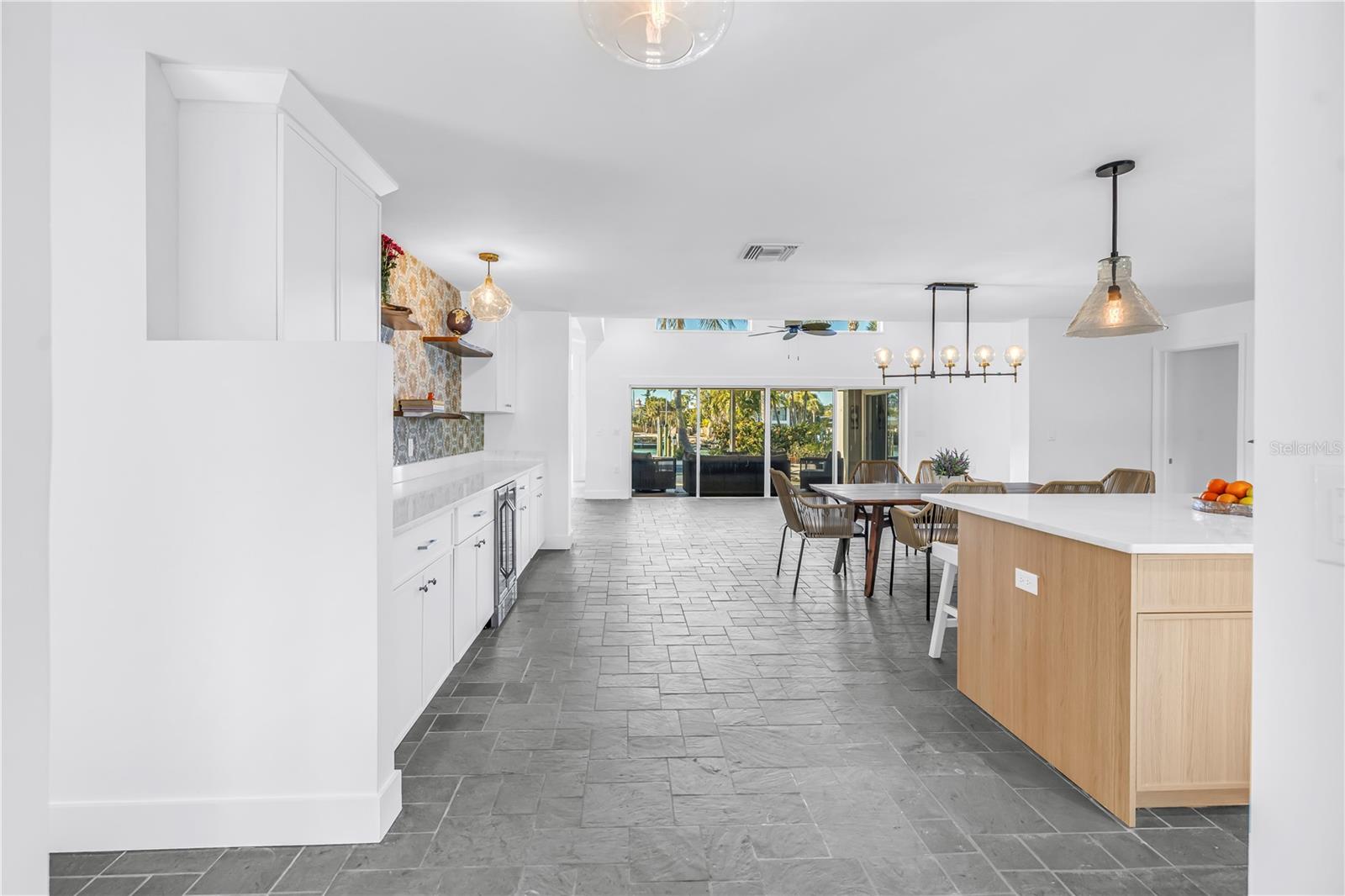 Listing photo id 2 for 2890 Alton Drive