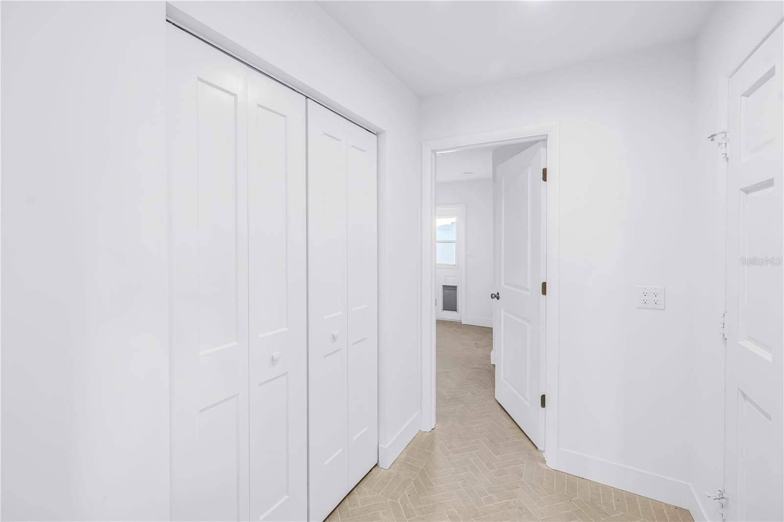 Listing photo id 40 for 2890 Alton Drive