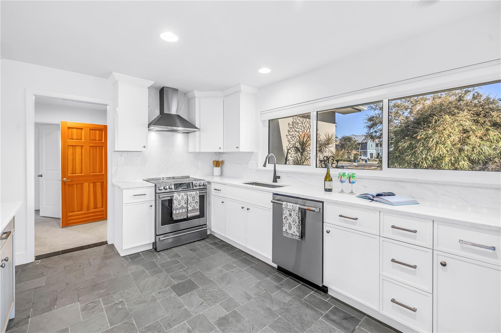 Listing photo id 3 for 2890 Alton Drive