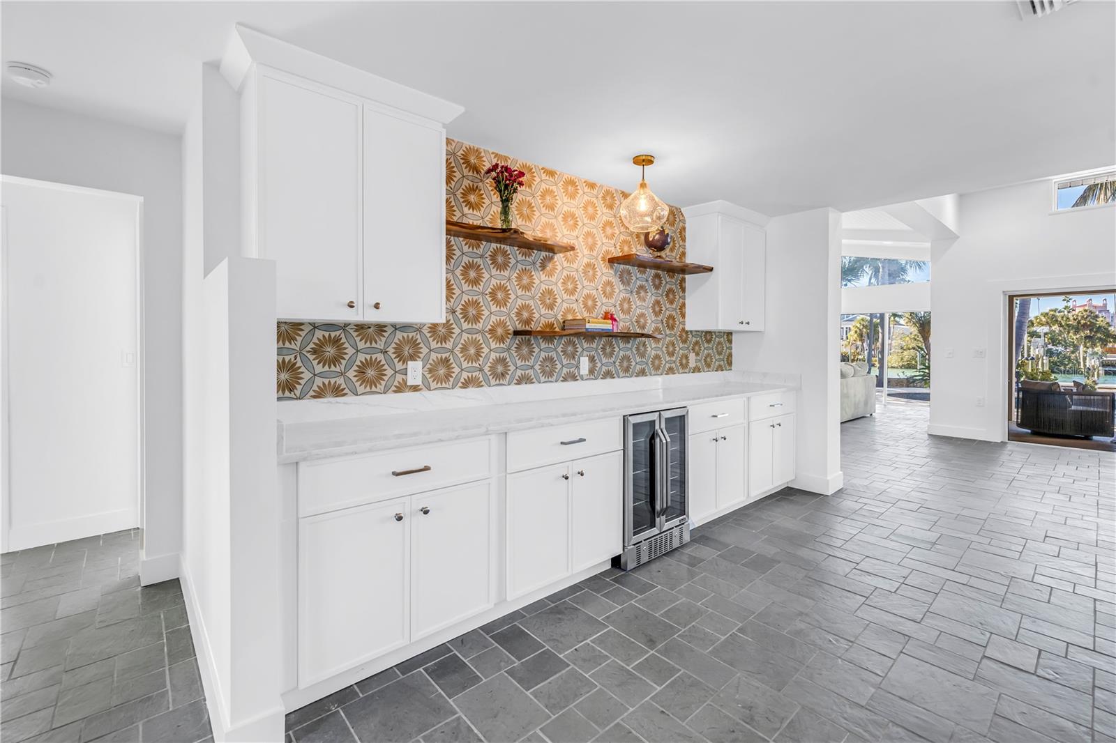 Listing photo id 4 for 2890 Alton Drive