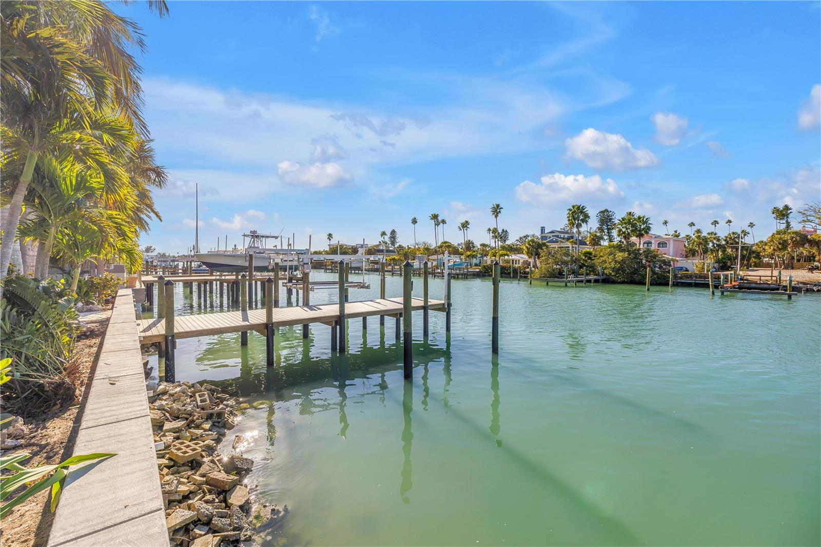 Listing photo id 61 for 2890 Alton Drive