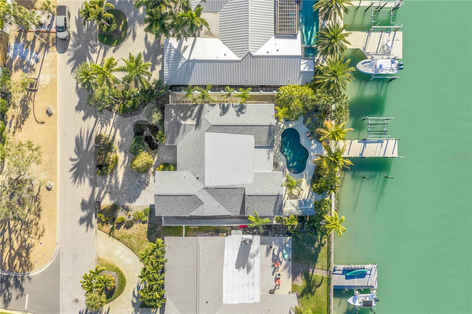 Listing photo id 67 for 2890 Alton Drive