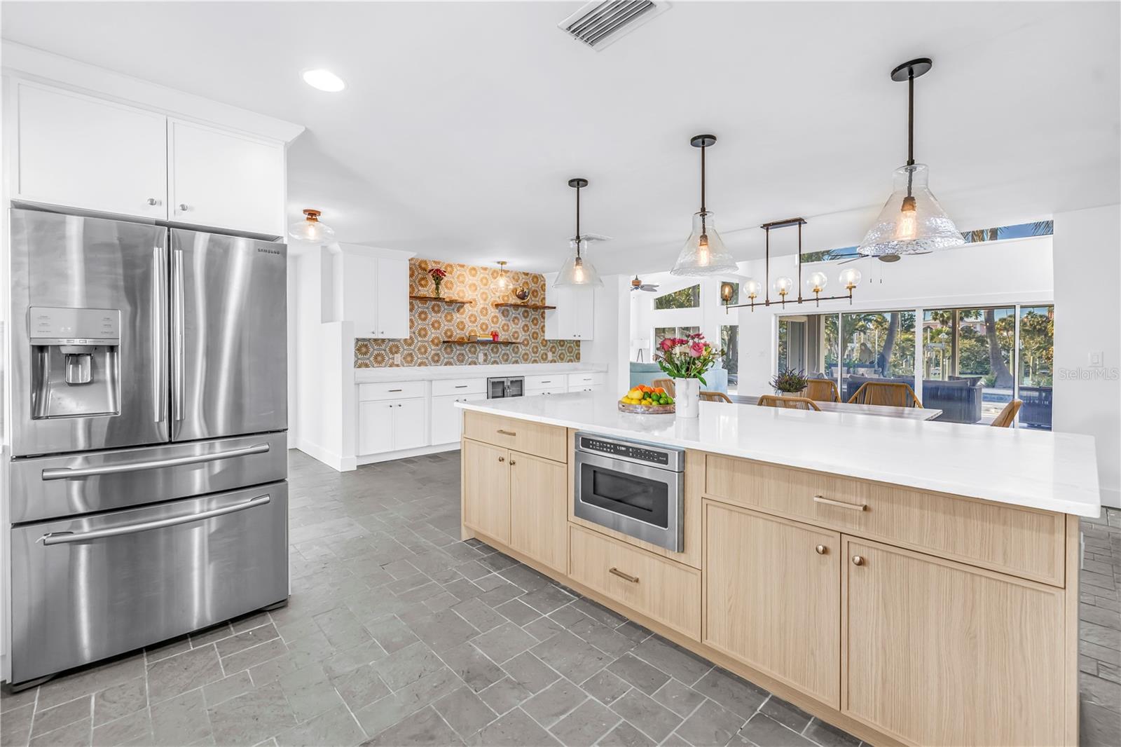 Listing photo id 5 for 2890 Alton Drive