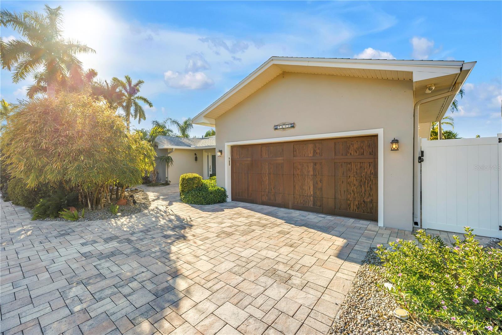 Listing photo id 70 for 2890 Alton Drive