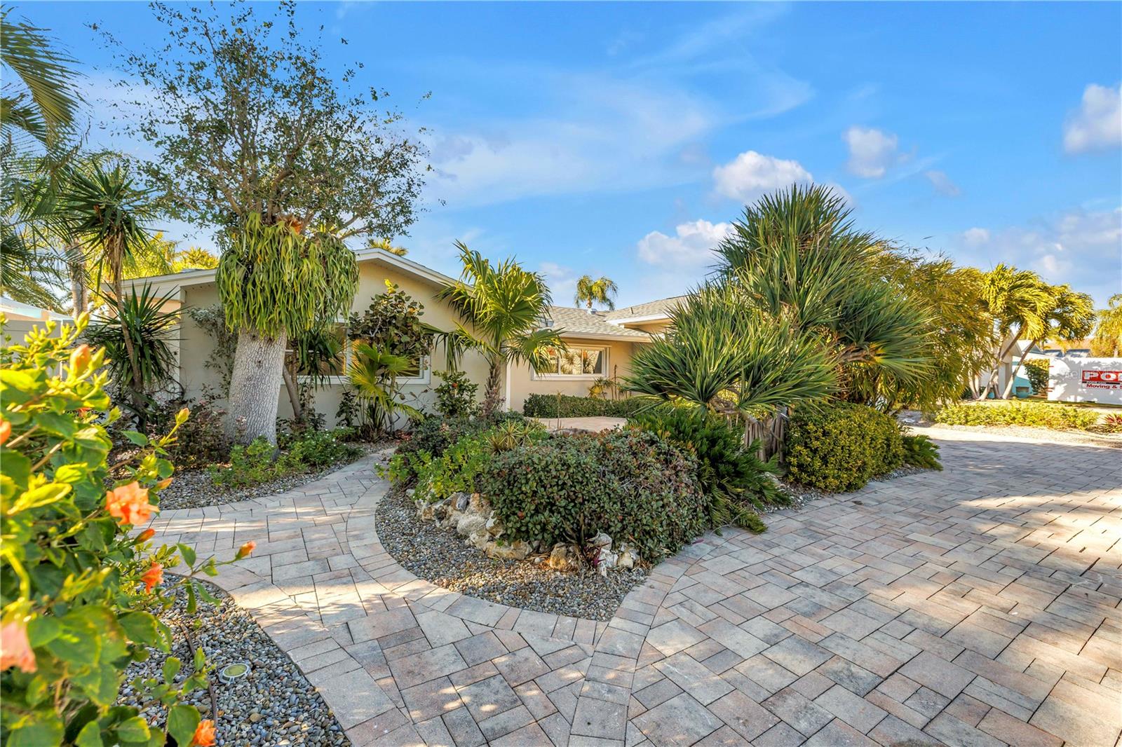 Listing photo id 73 for 2890 Alton Drive