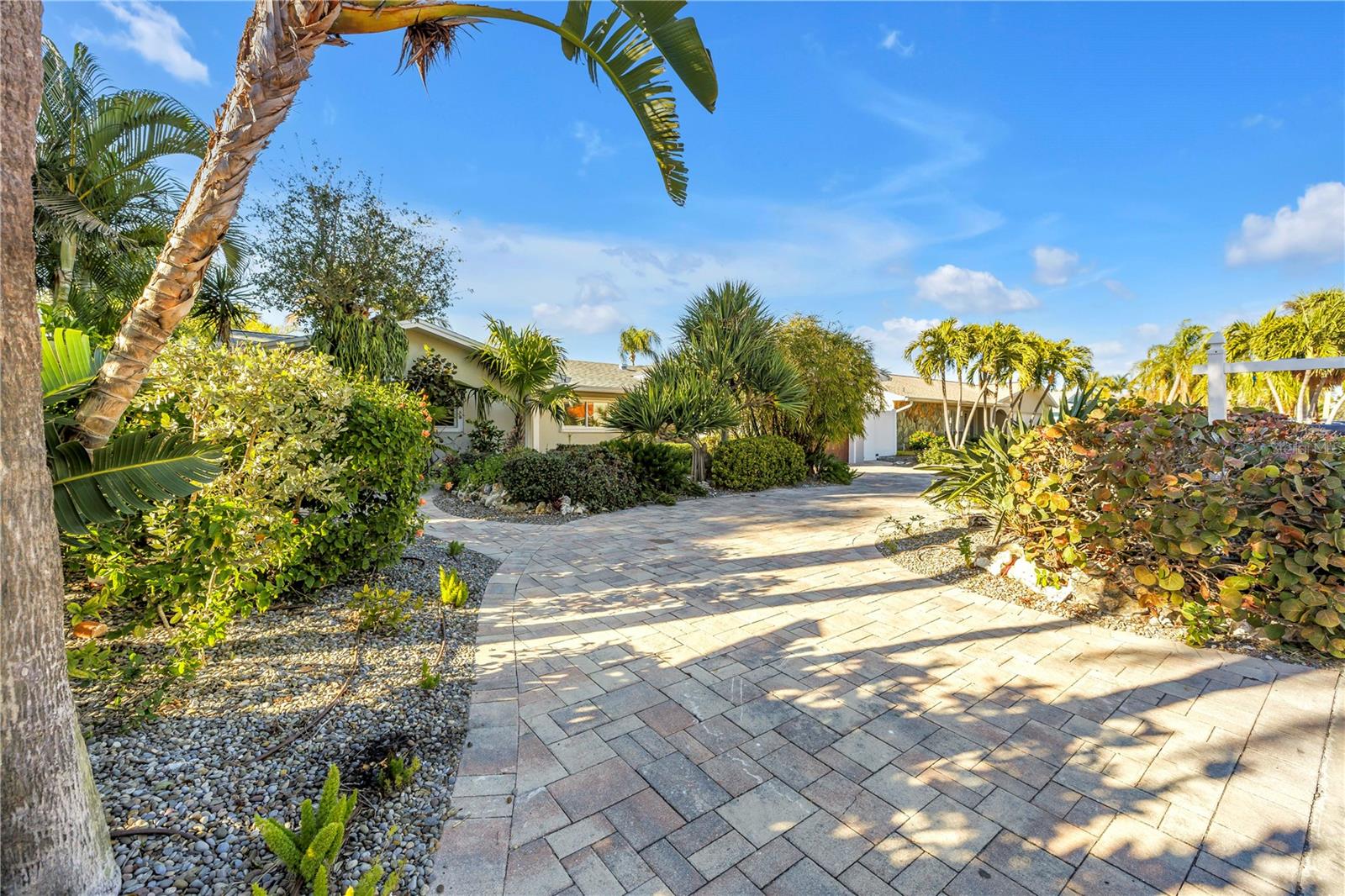 Listing photo id 74 for 2890 Alton Drive