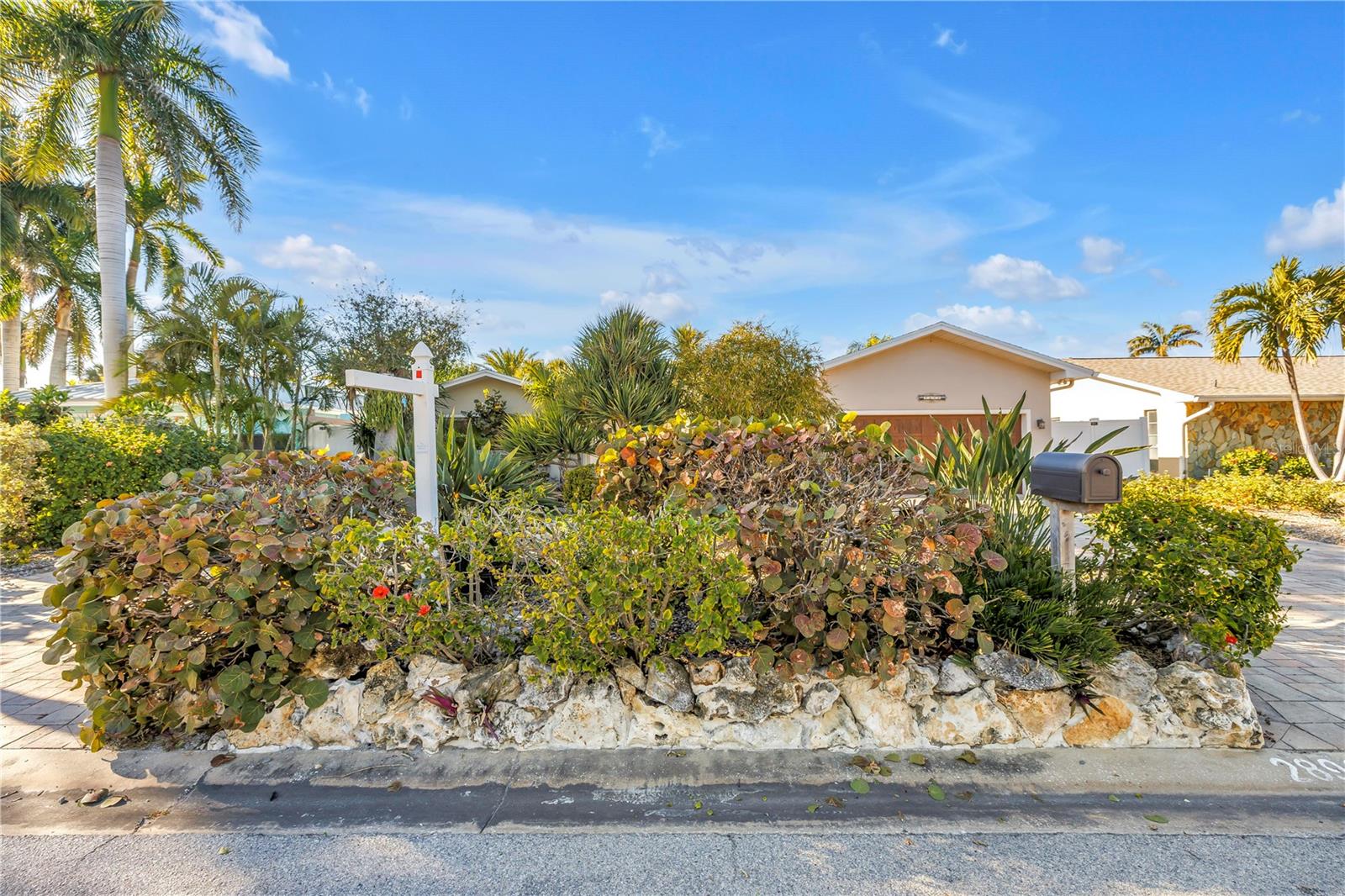 Listing photo id 75 for 2890 Alton Drive