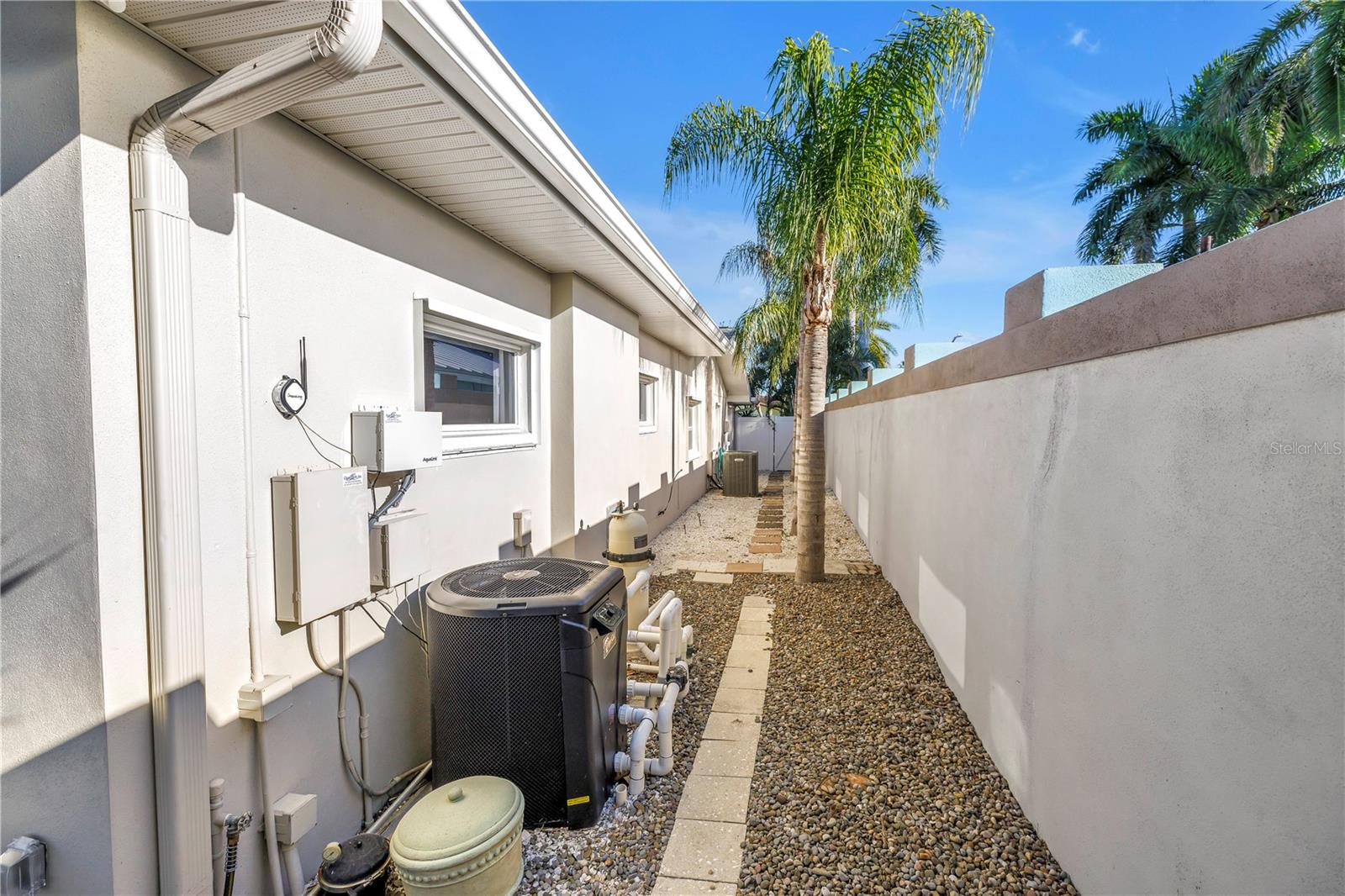 Listing photo id 77 for 2890 Alton Drive