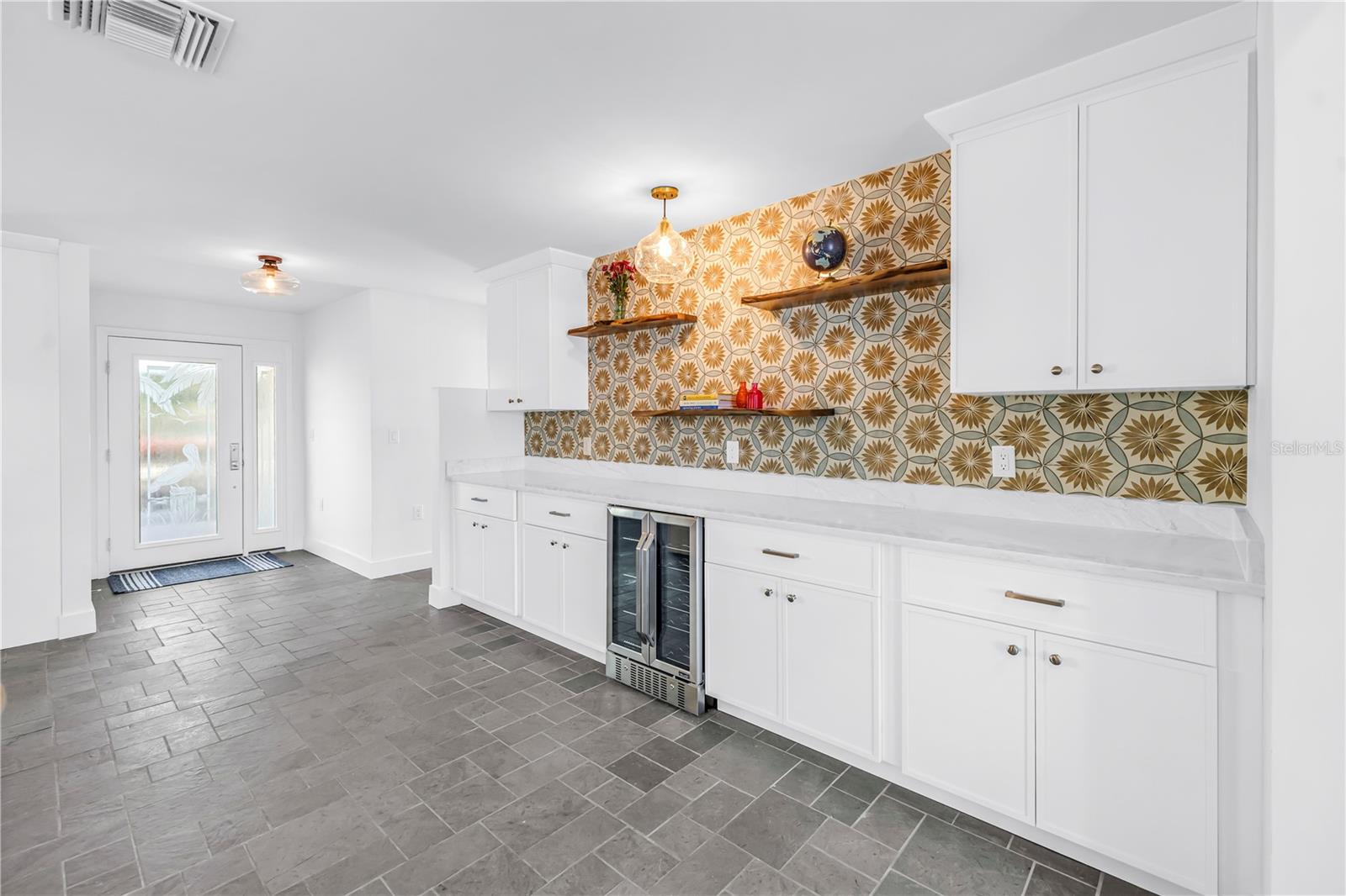 Listing photo id 6 for 2890 Alton Drive