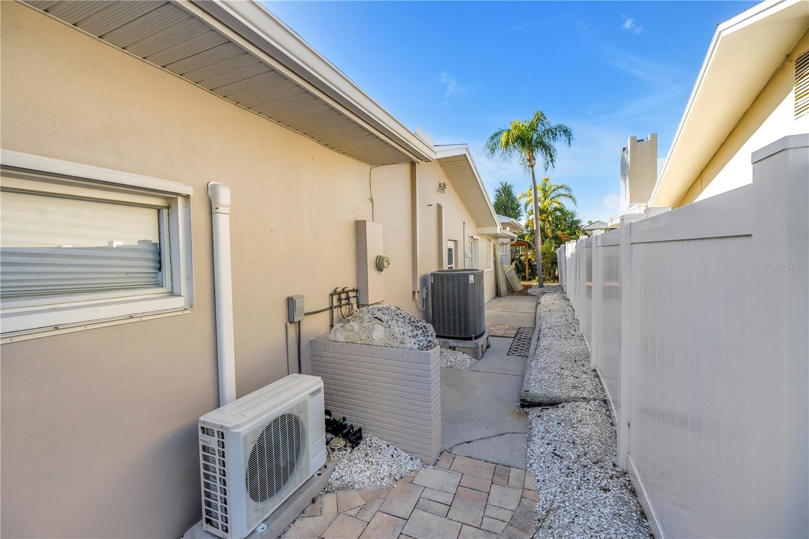 Listing photo id 80 for 2890 Alton Drive