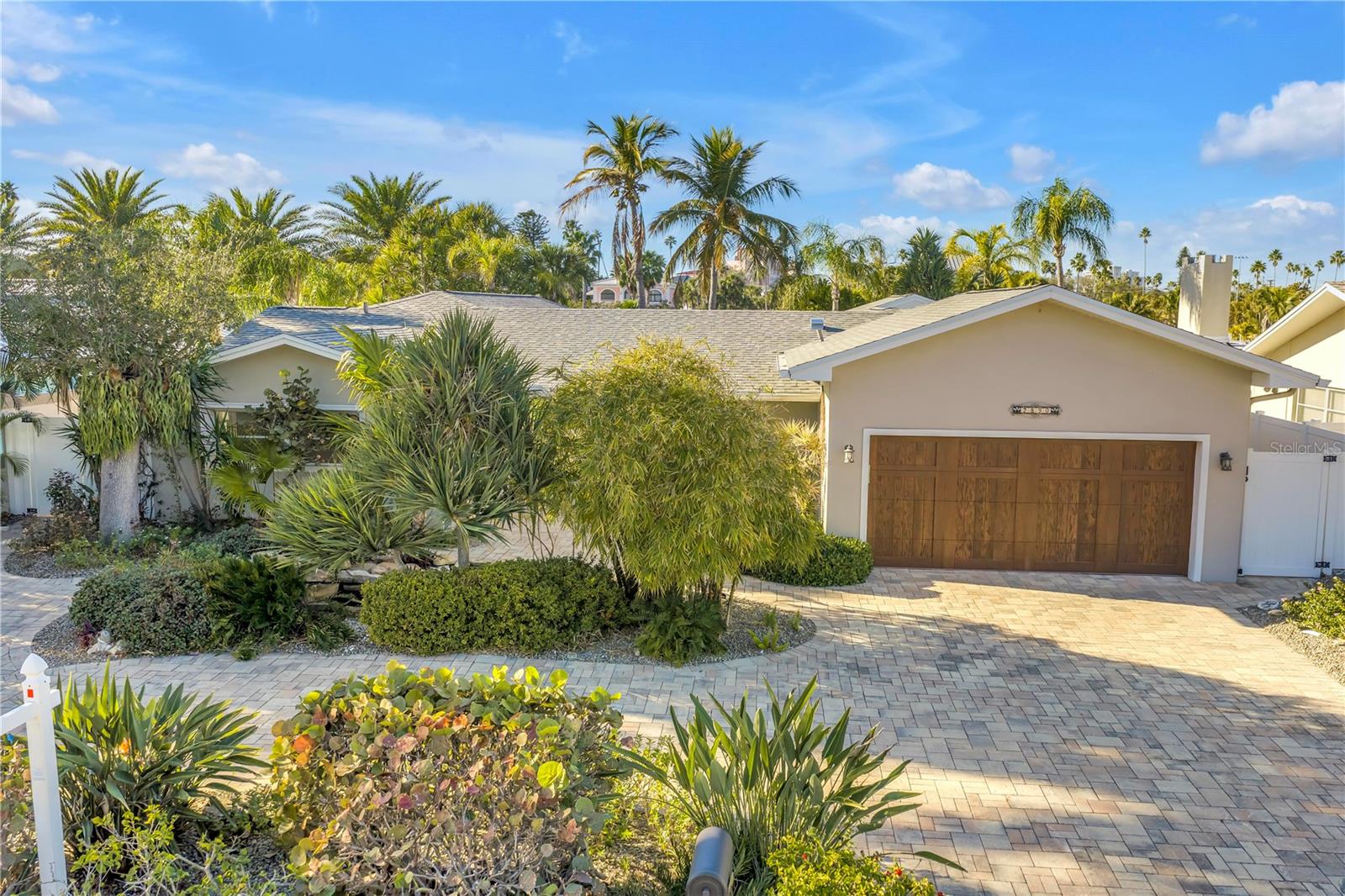 Listing photo id 81 for 2890 Alton Drive