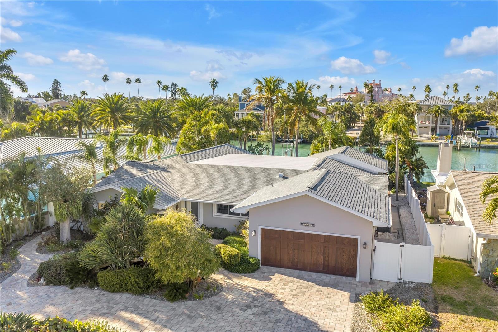 Listing photo id 82 for 2890 Alton Drive