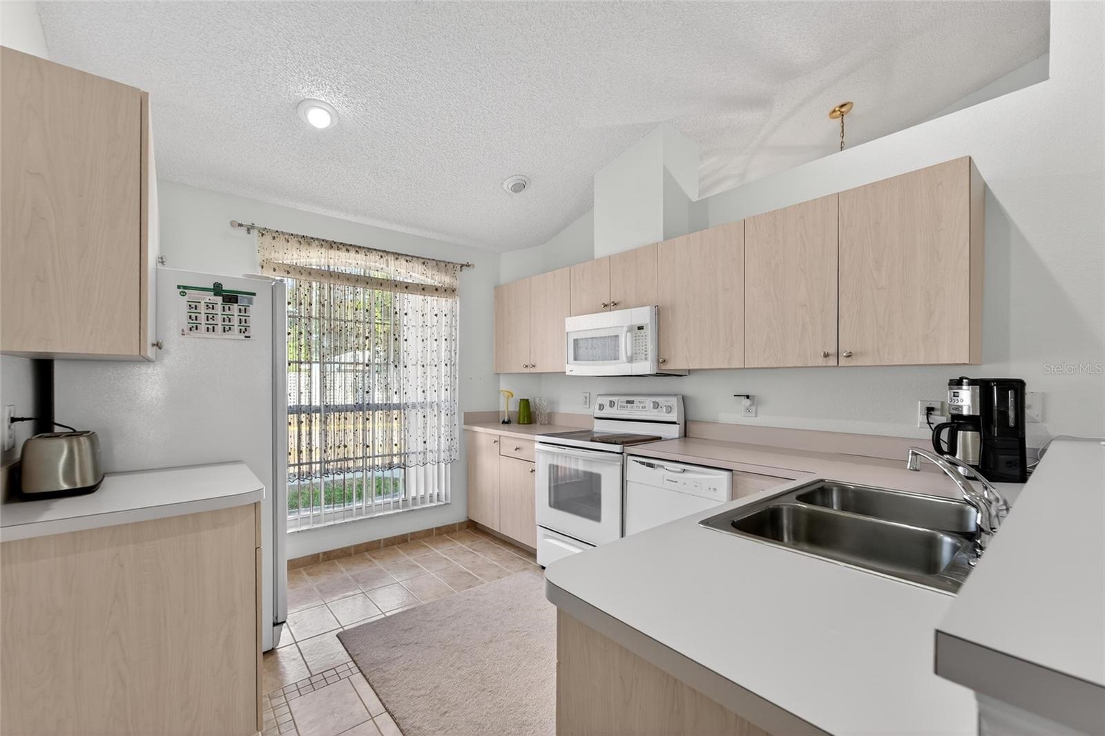 Listing photo id 9 for 512 Atwood Avenue N