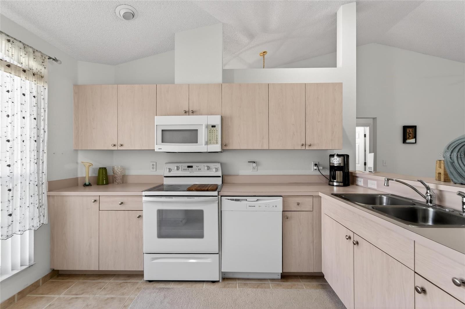 Listing photo id 10 for 512 Atwood Avenue N