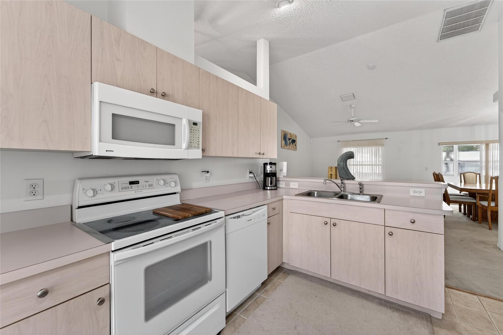 Listing photo id 12 for 512 Atwood Avenue N