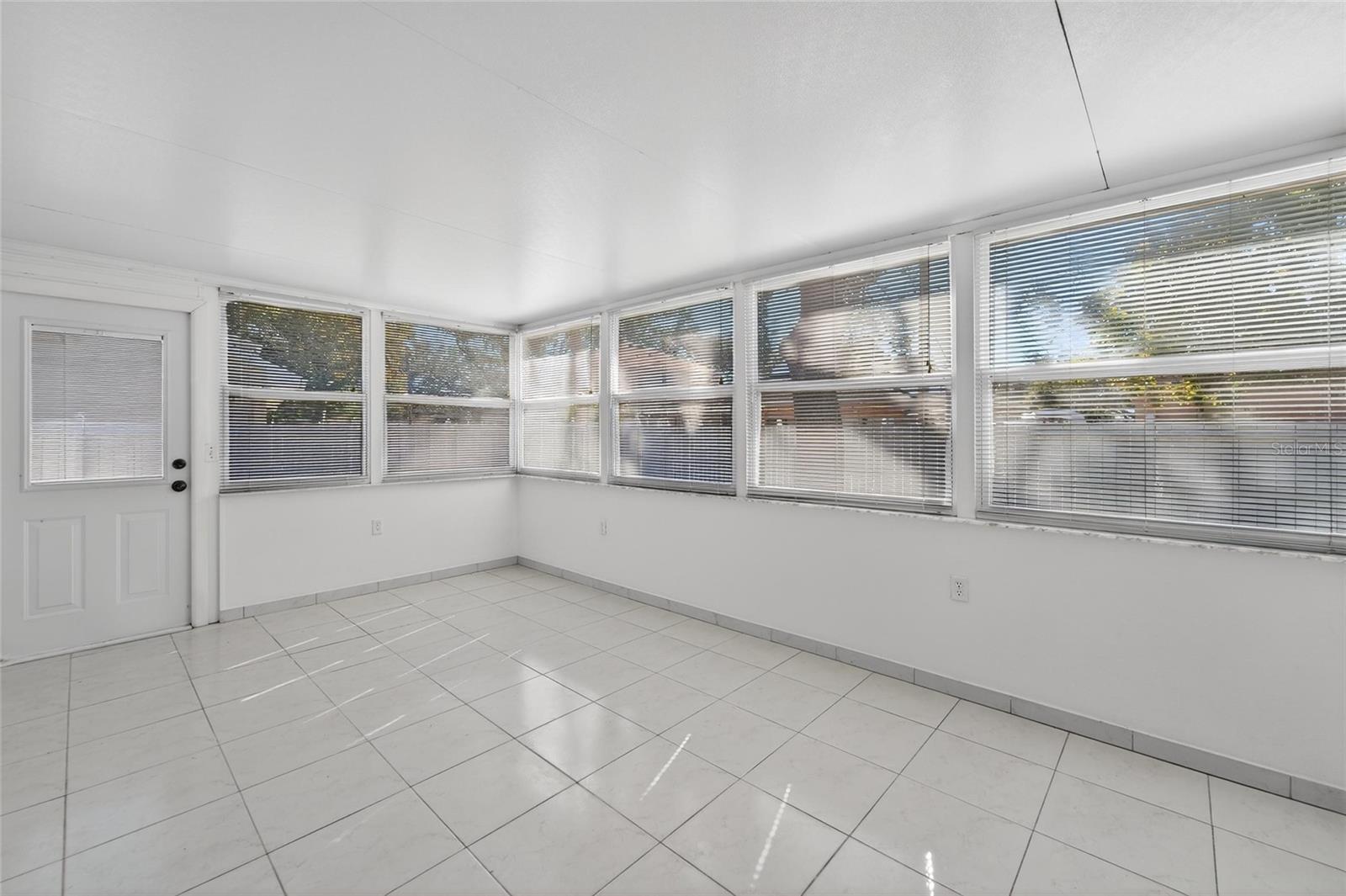 Listing photo id 16 for 512 Atwood Avenue N