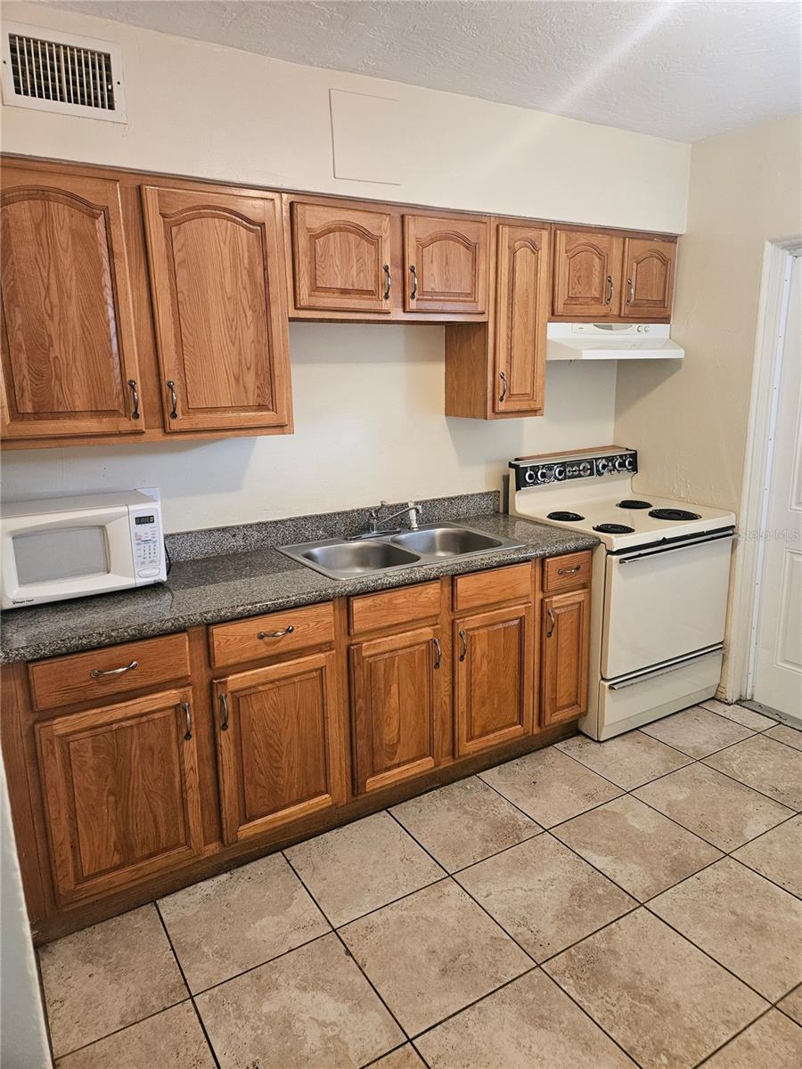 Image 9 of 15 For 1776 Yale Street S