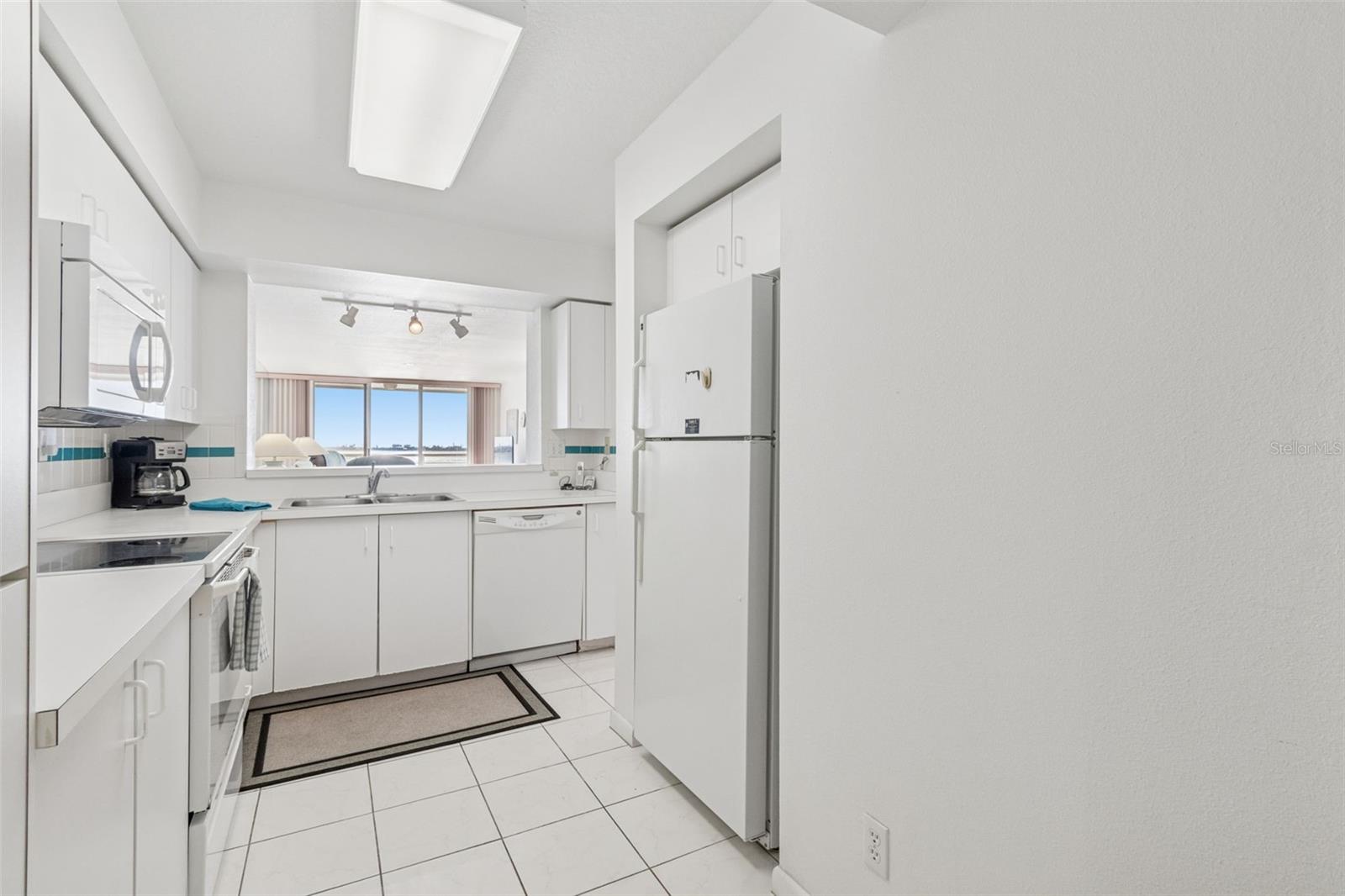 Image 15 of 39 For 6105 Bahia Del Mar Circle 686