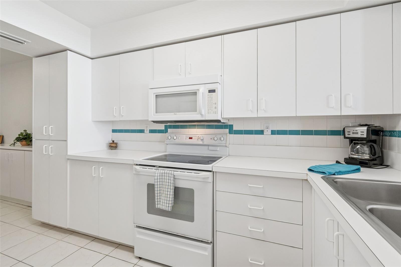 Image 16 of 39 For 6105 Bahia Del Mar Circle 686