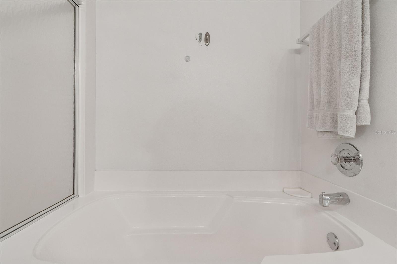 Image 25 of 39 For 6105 Bahia Del Mar Circle 686