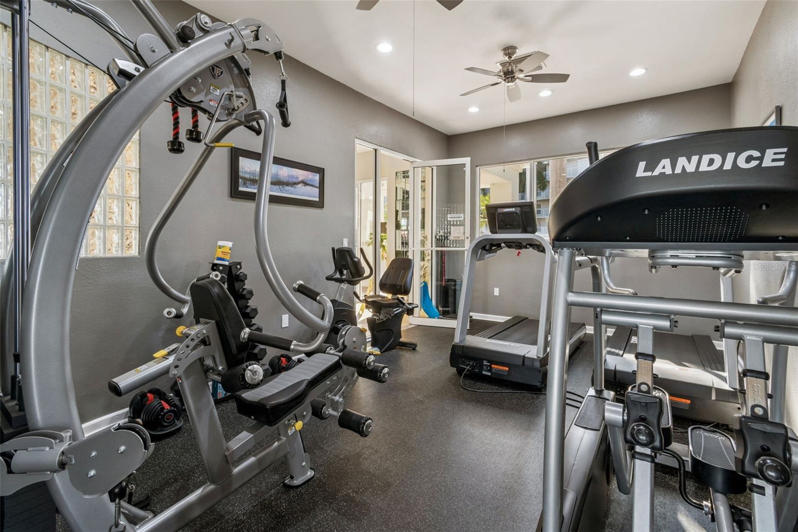 Image 32 of 39 For 6105 Bahia Del Mar Circle 686