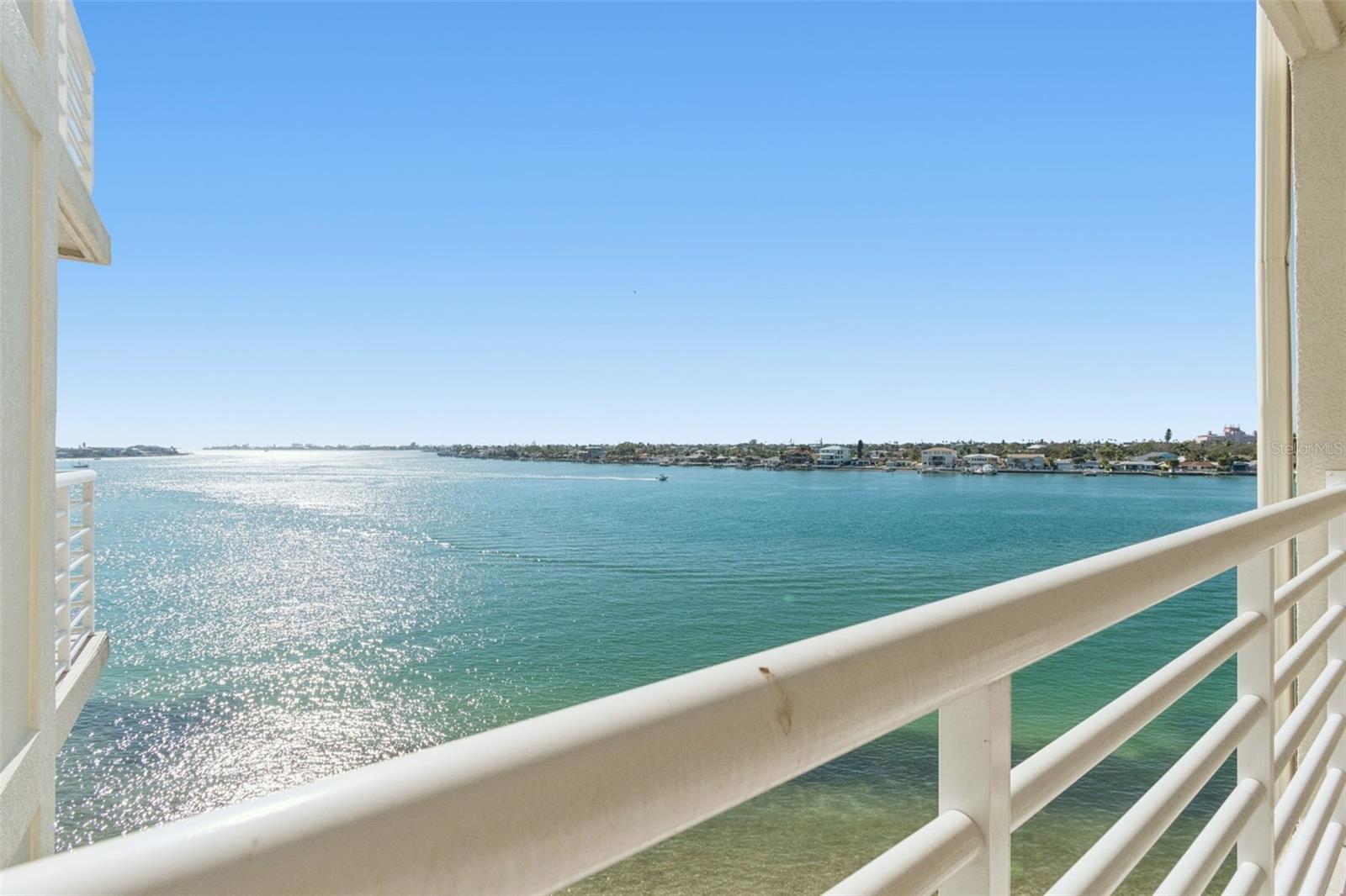 Image 7 of 39 For 6105 Bahia Del Mar Circle 686