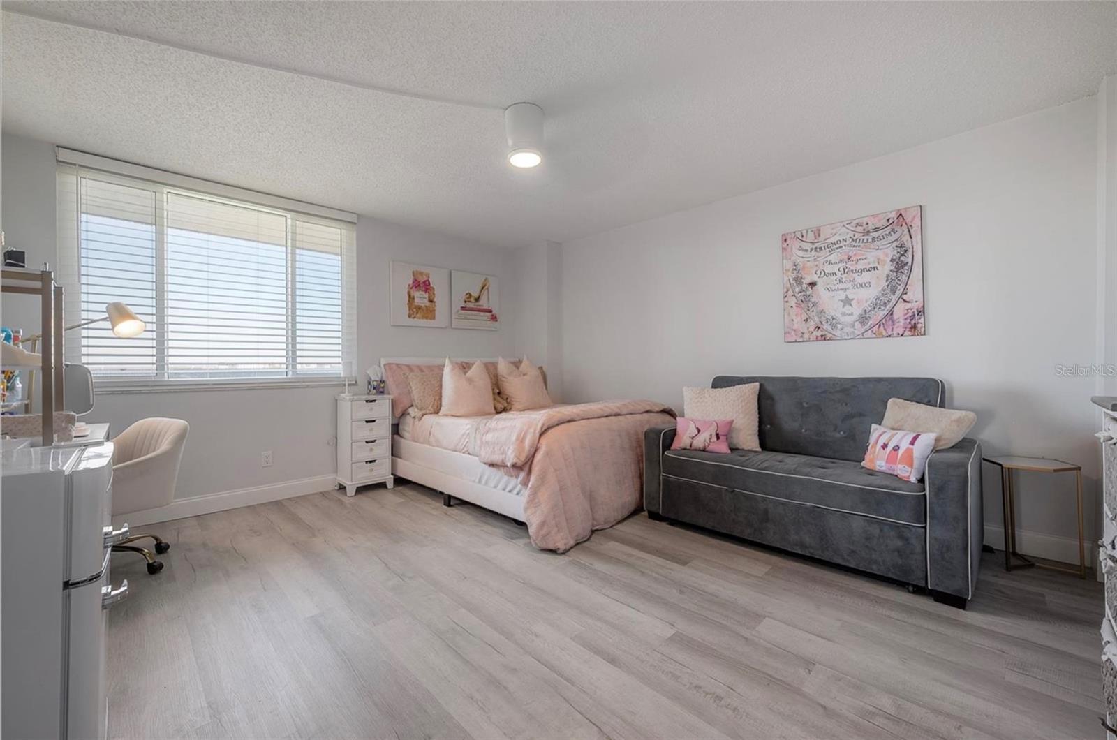 Image 18 of 32 For 201 Laurel Street 1012