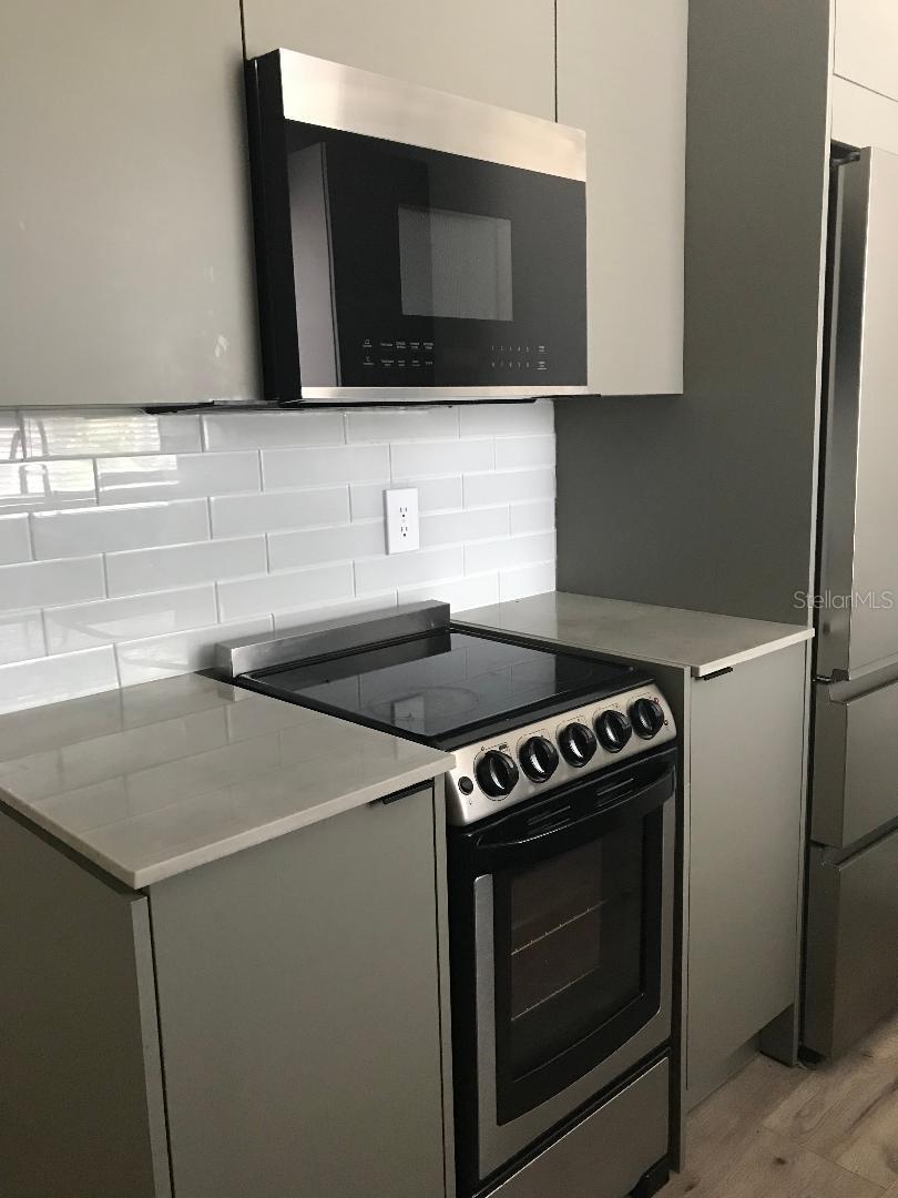 Image 5 of 13 For 3206 Azeele Street 102