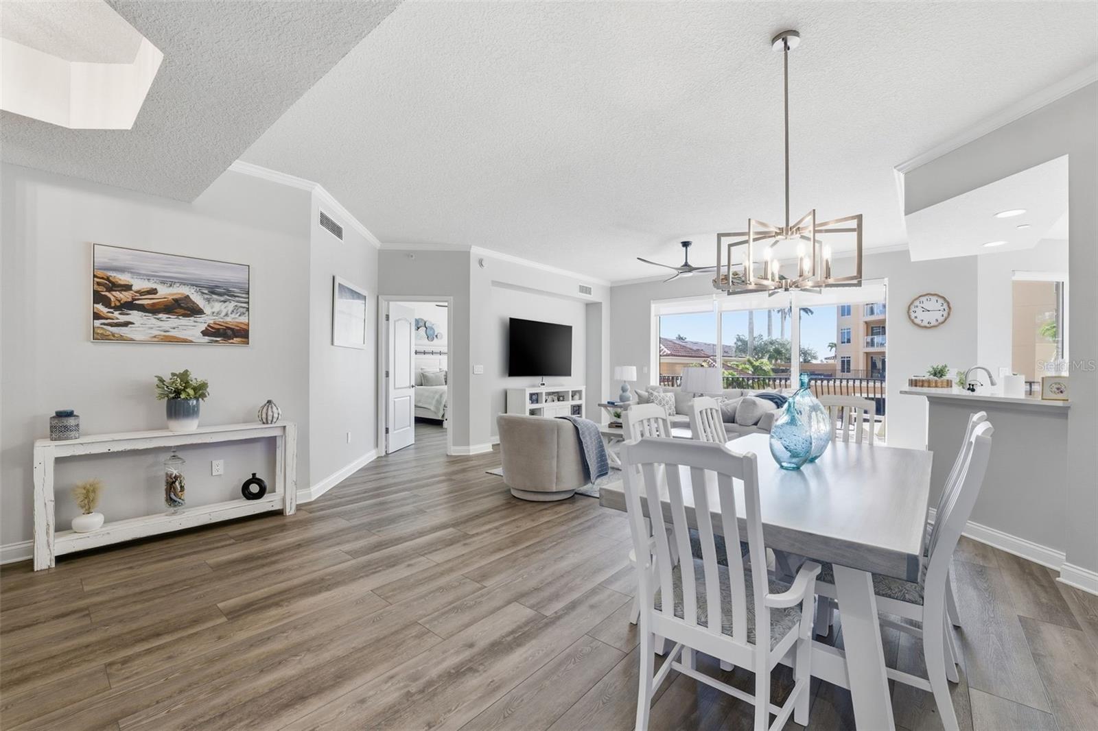 Image 12 of 50 For 521 Mandalay Avenue 307