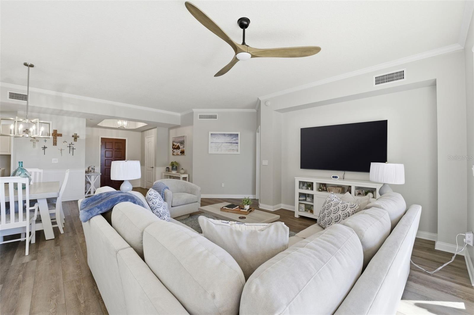 Image 15 of 50 For 521 Mandalay Avenue 307