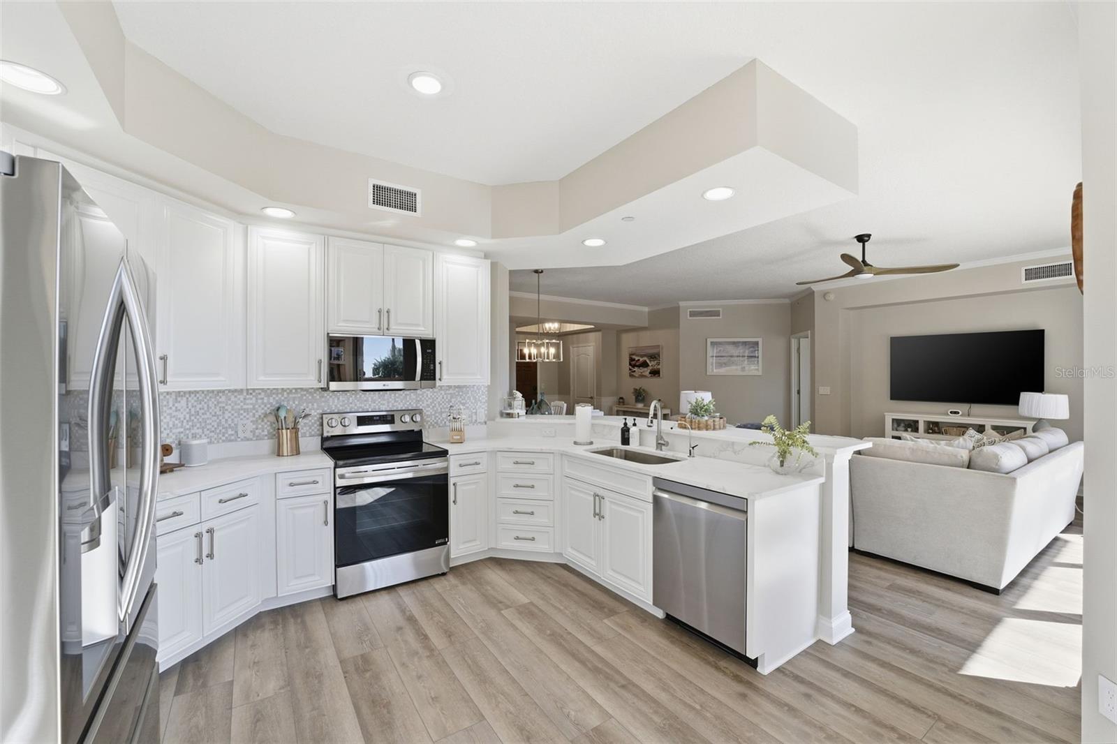 Image 18 of 50 For 521 Mandalay Avenue 307