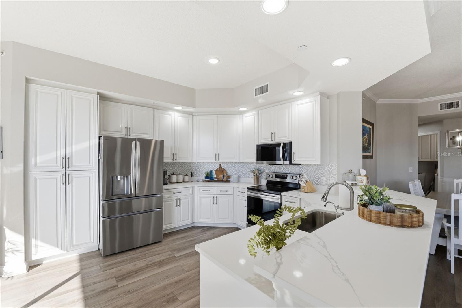 Image 20 of 50 For 521 Mandalay Avenue 307