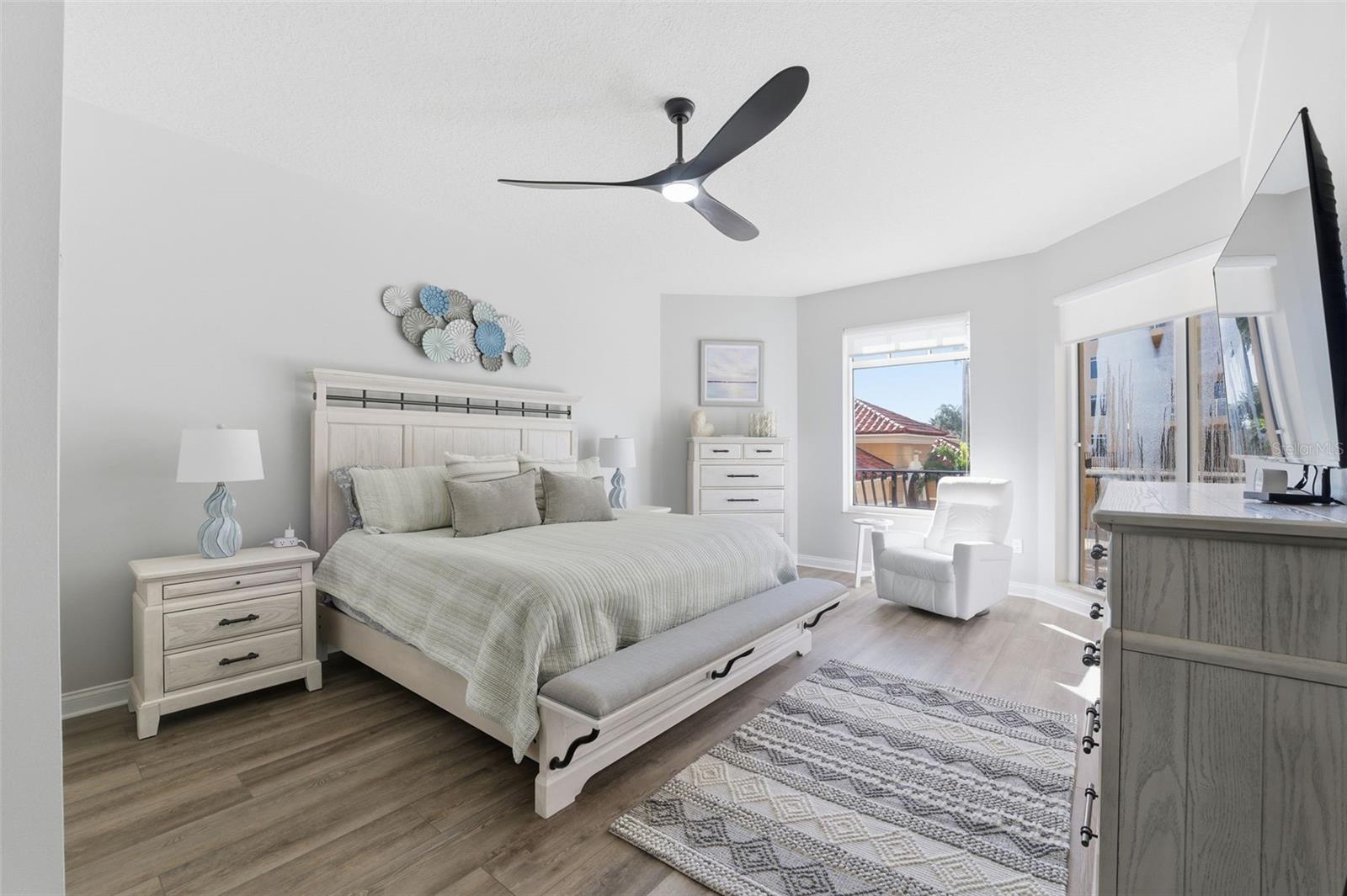 Image 22 of 50 For 521 Mandalay Avenue 307