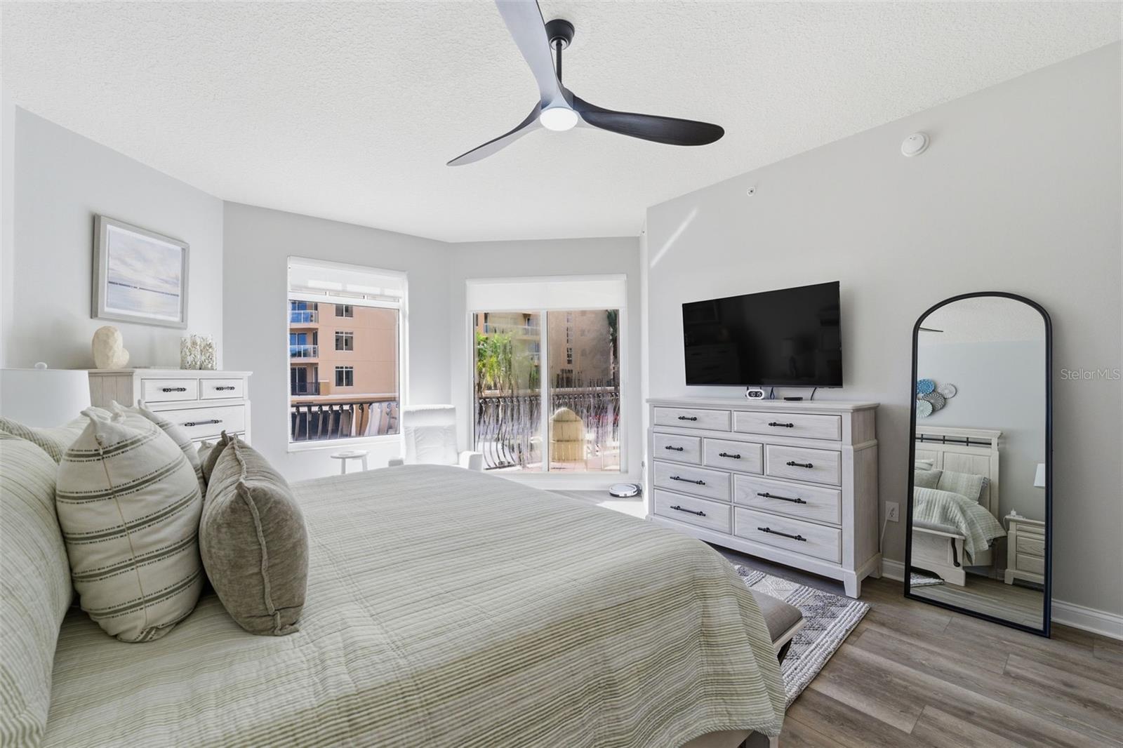 Image 23 of 50 For 521 Mandalay Avenue 307