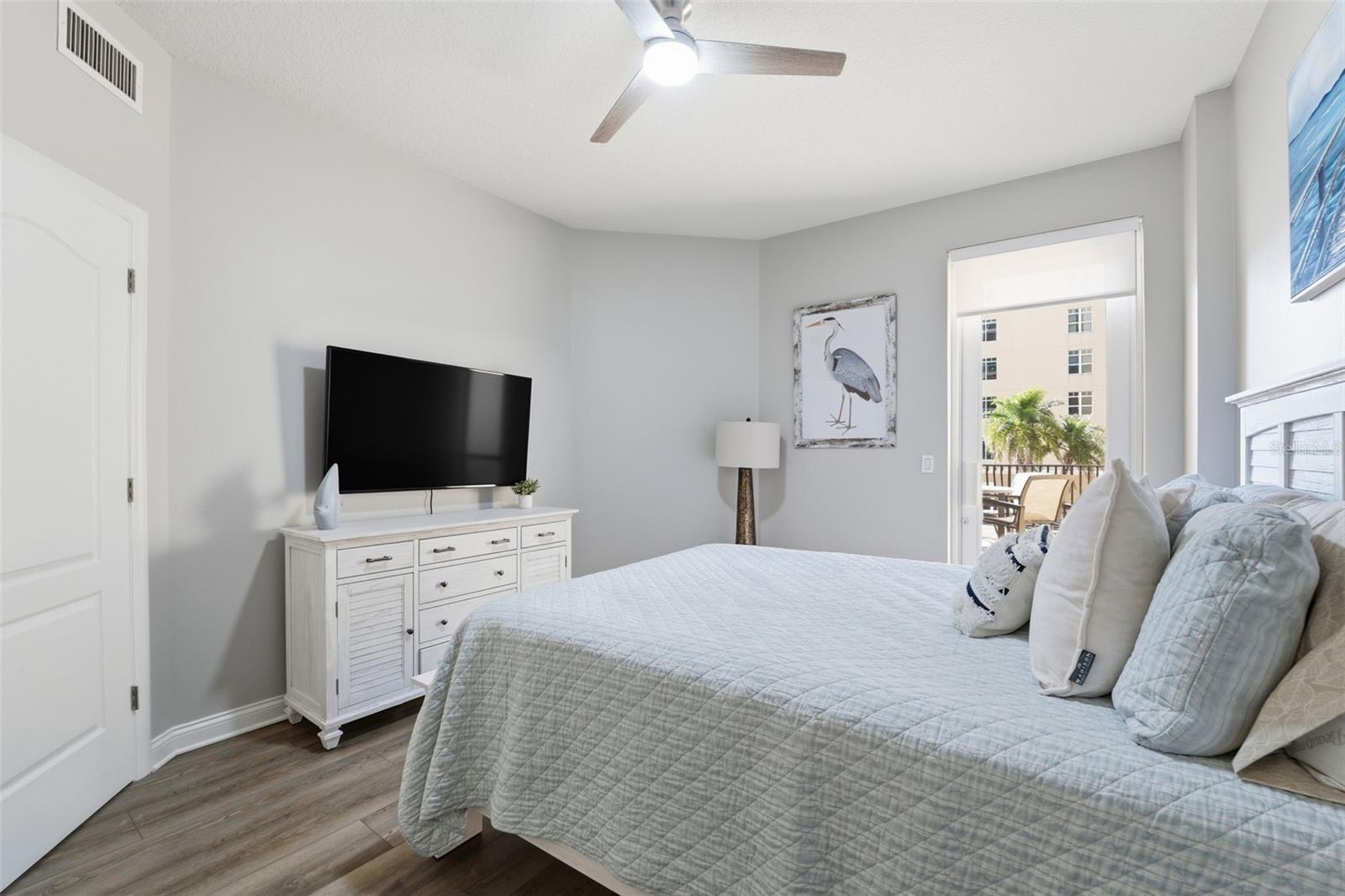 Image 28 of 50 For 521 Mandalay Avenue 307