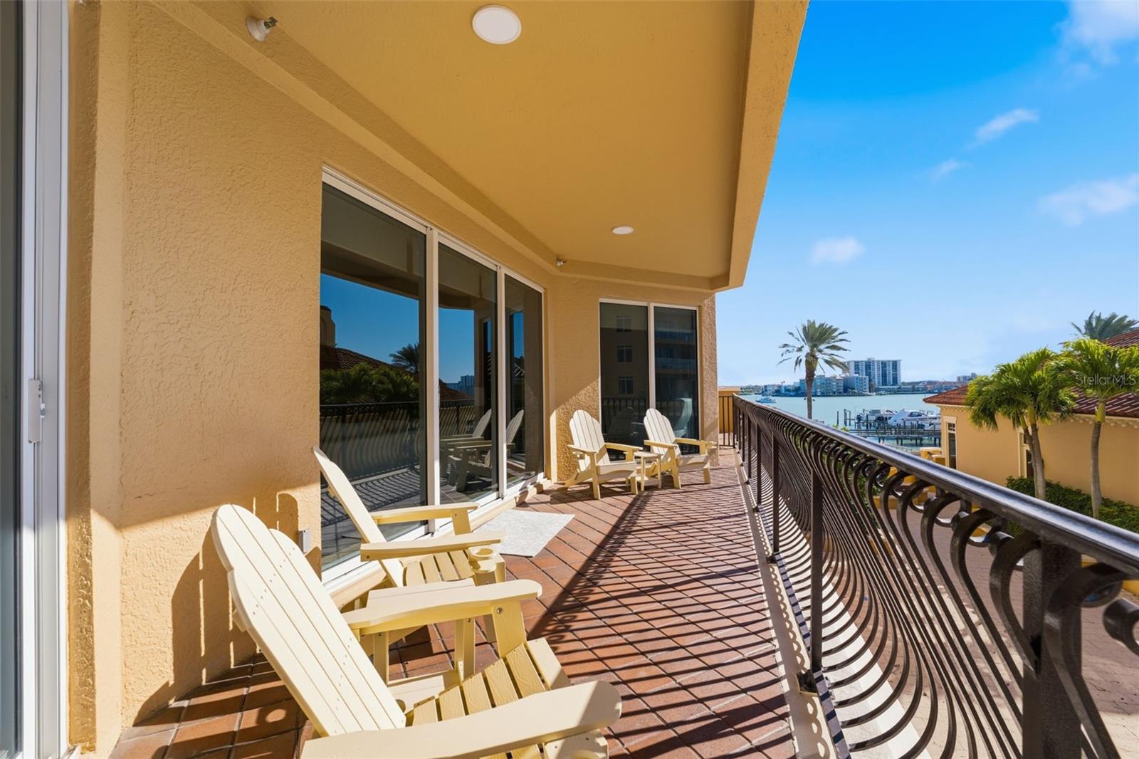 Image 33 of 50 For 521 Mandalay Avenue 307