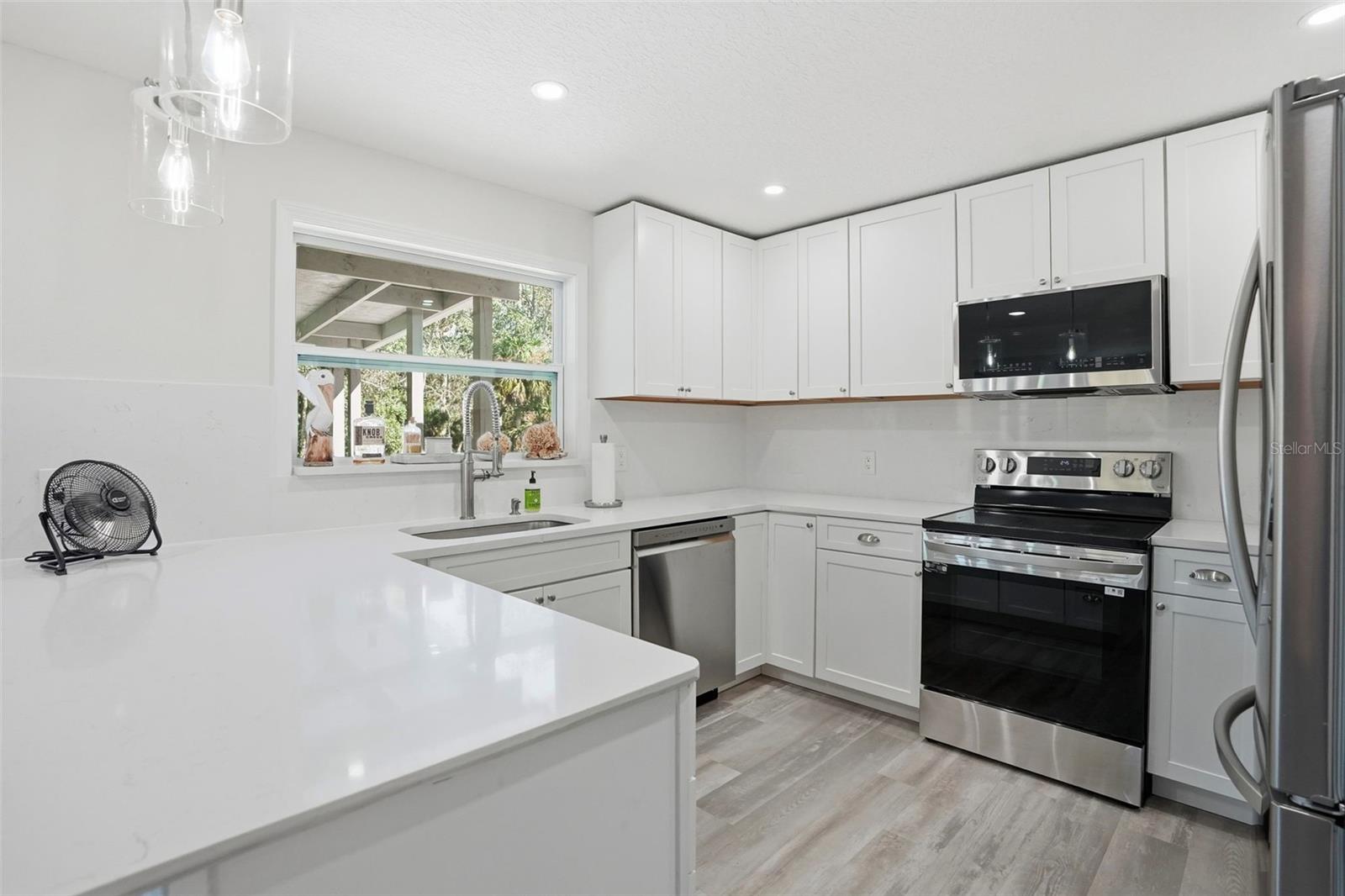 Listing photo id 7 for 7266 Tropical Drive