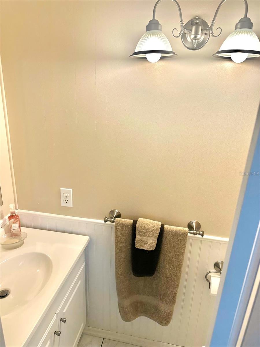 Listing photo id 10 for 2000 Bay Drive 102