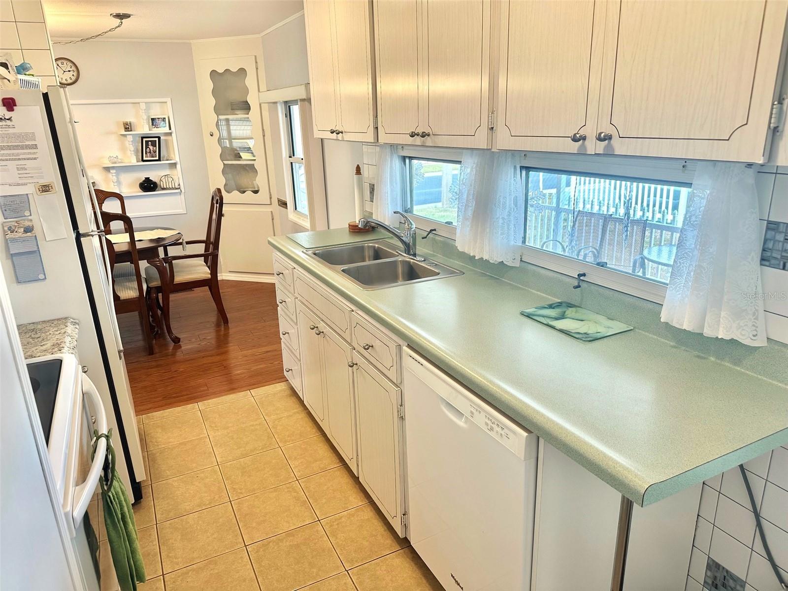 Listing photo id 12 for 2000 Bay Drive 102