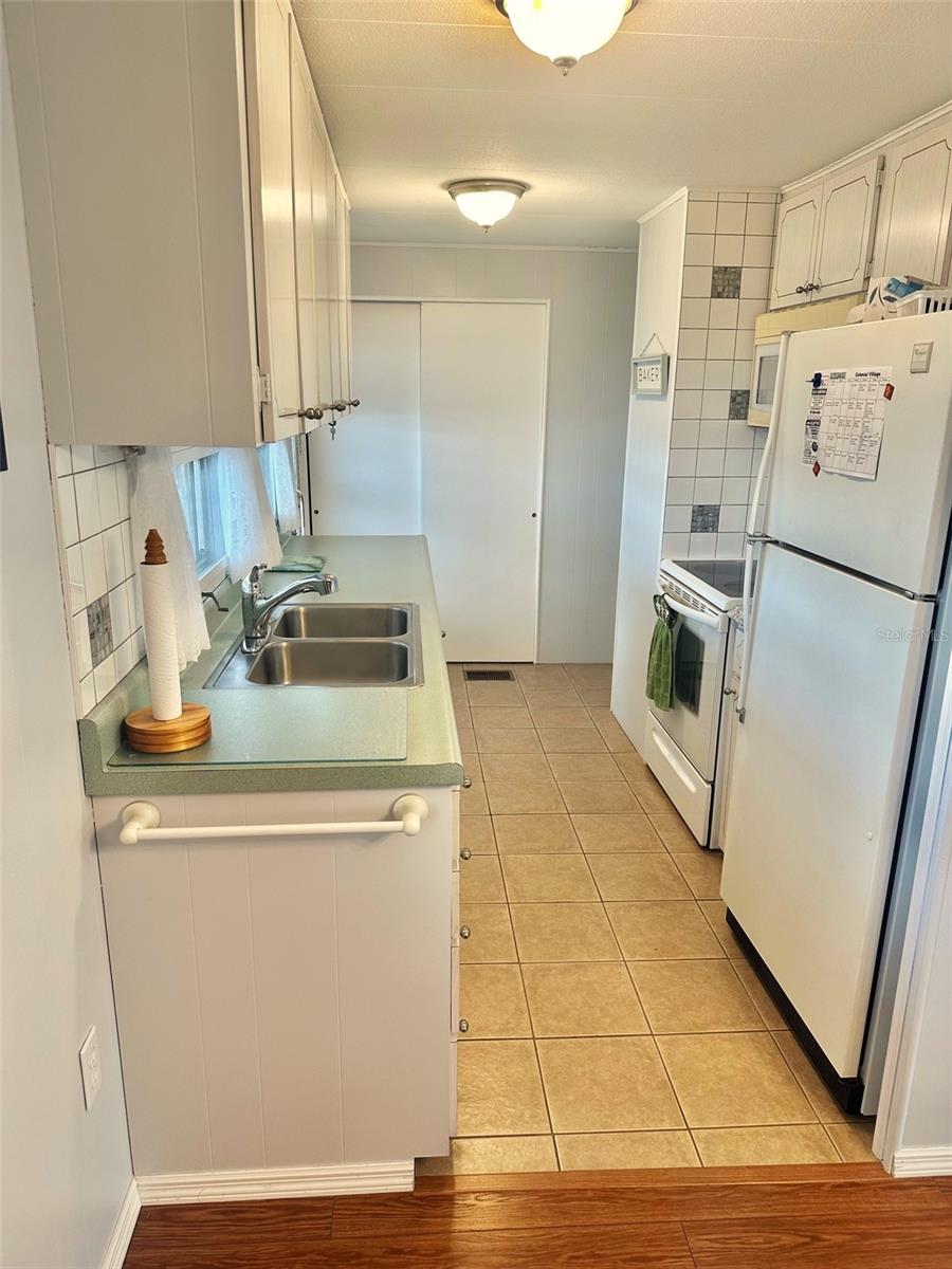 Listing photo id 2 for 2000 Bay Drive 102