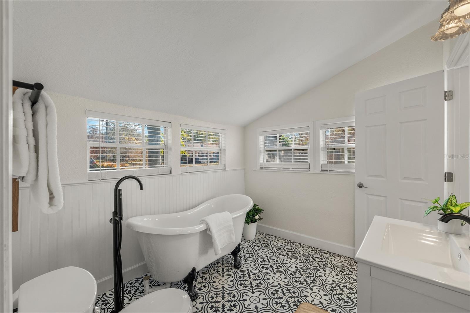 Image 26 of 55 For 300 Idlewild Avenue