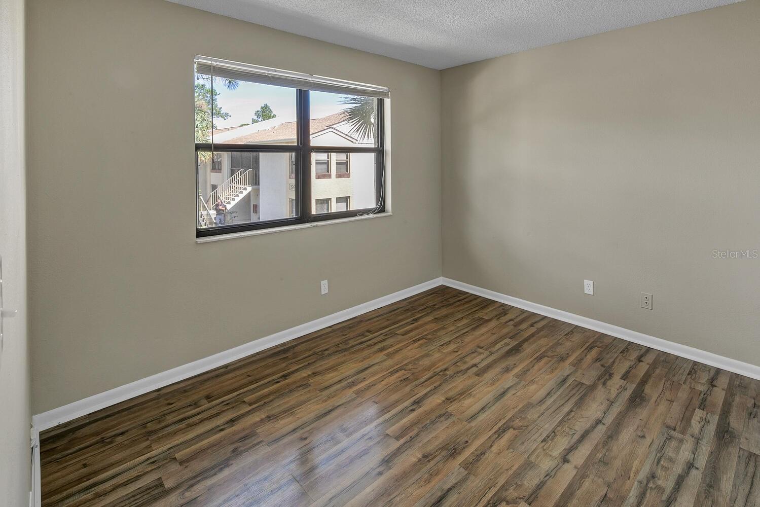 Image 19 of 33 For 2002 Blue Hawk Court 1723