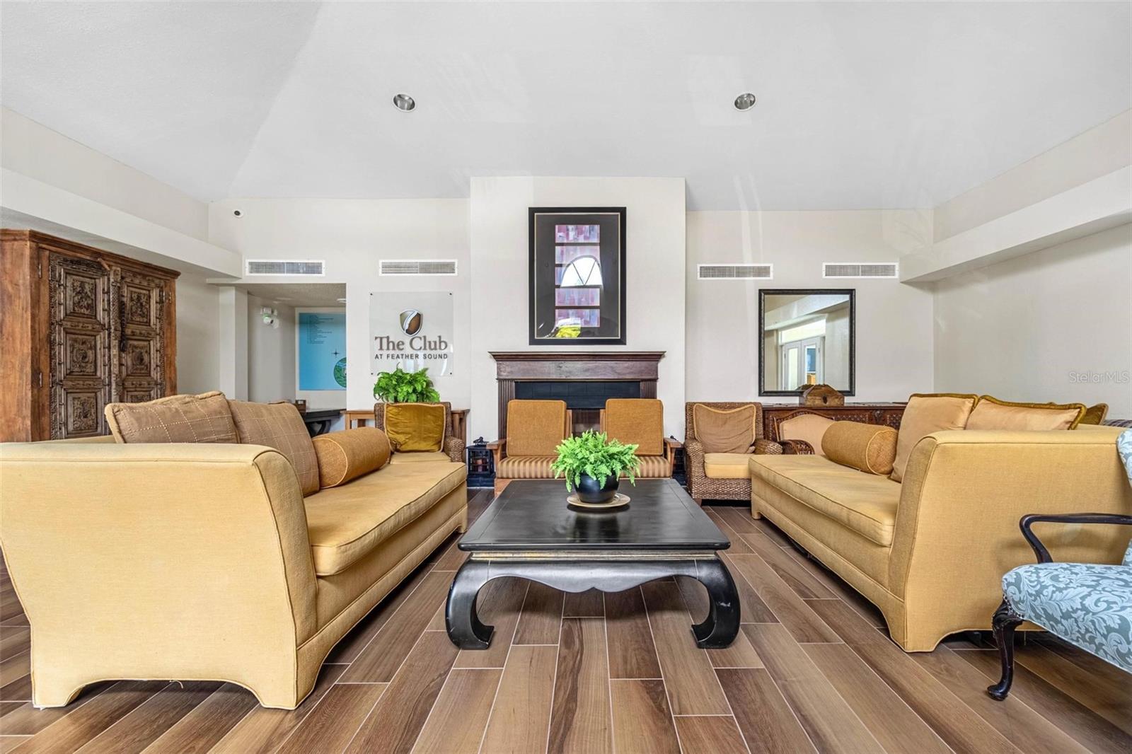 Image 23 of 33 For 2002 Blue Hawk Court 1723