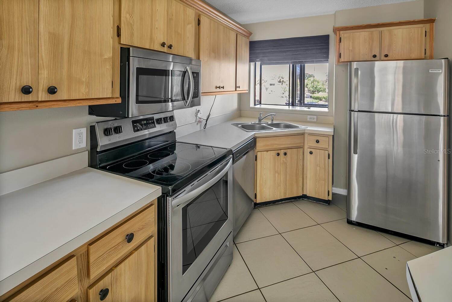 Image 5 of 33 For 2002 Blue Hawk Court 1723